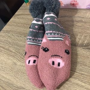 🔸3/$20🔸 

Piggy fuzzy socks